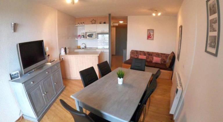 Apartment with patio — photo 3