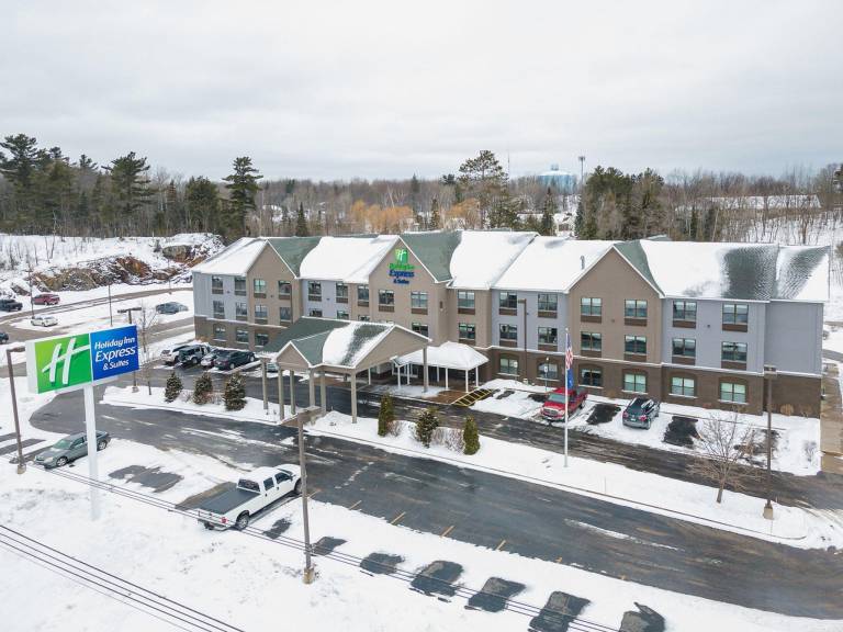 Holiday Inn Express & Suites Marquette By IHG