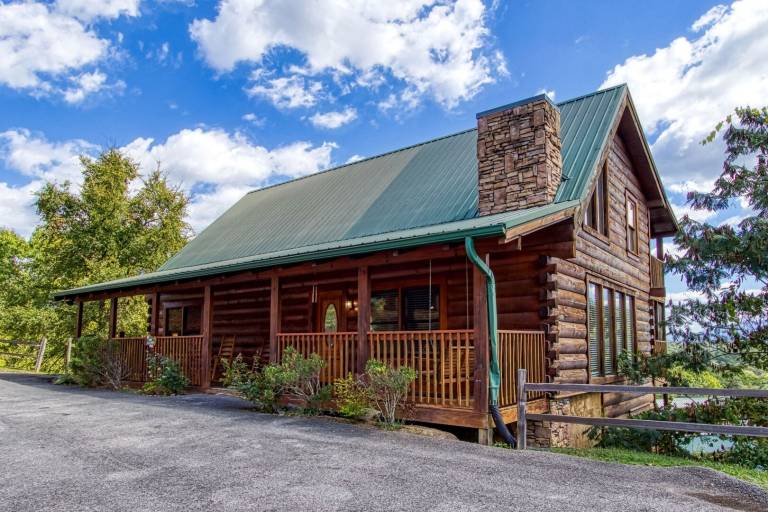 Family-oriented cabin with private pool | Dogs allowed in Pigeon Forge, TN
