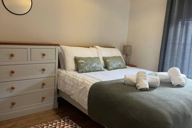 Apt Sleeps 5 Near Key Attractions