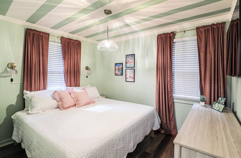 House  Avalon/Oglethorpe Mall Area