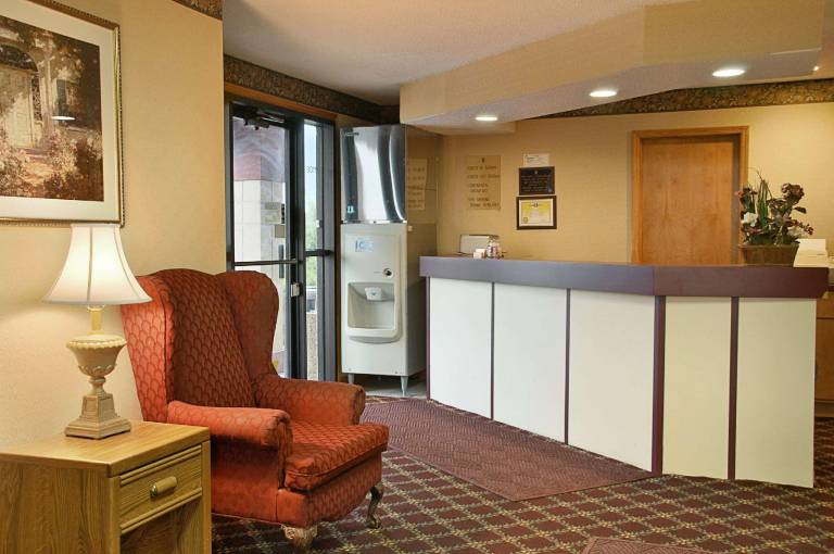 Super 8 By Wyndham Brownsburg — photo 3