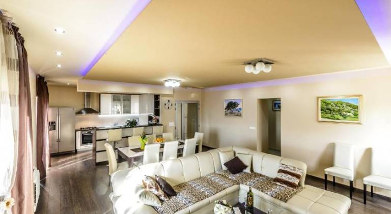 Villa Pave - Six-Bedroom Villa with Terrace and Swimming Pool — photo 3