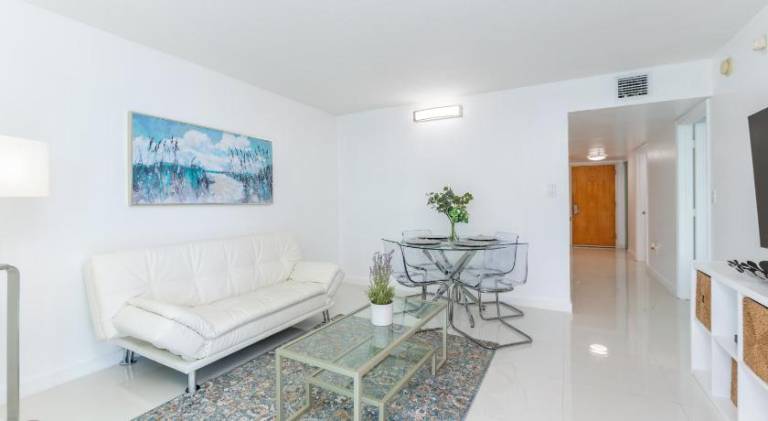 Holiday apartment with pool & hot tub | Pet-friendly in Miami, FL