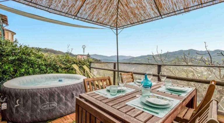 Holiday apartment with jacuzzi in Vezzano Ligure