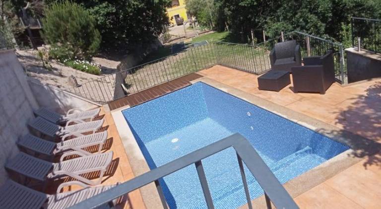 Vacation home with yard, barbecue & private pool — photo 3