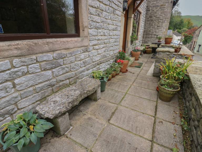 Cottage with garden — photo 2