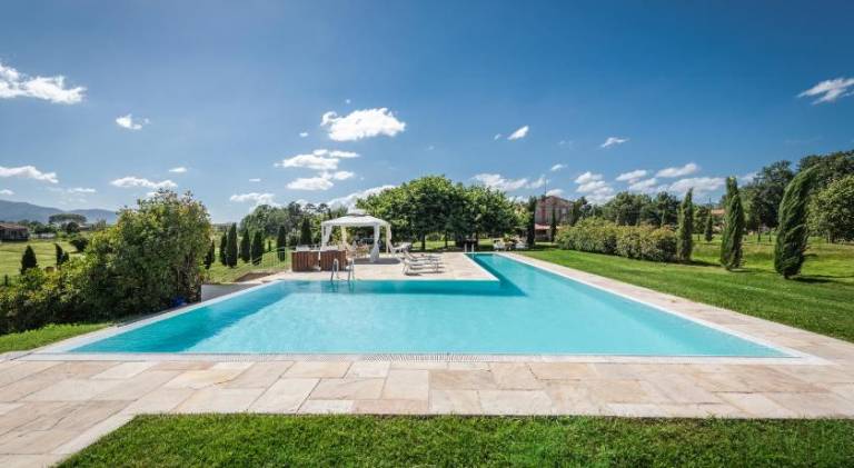 House with pool — photo 3
