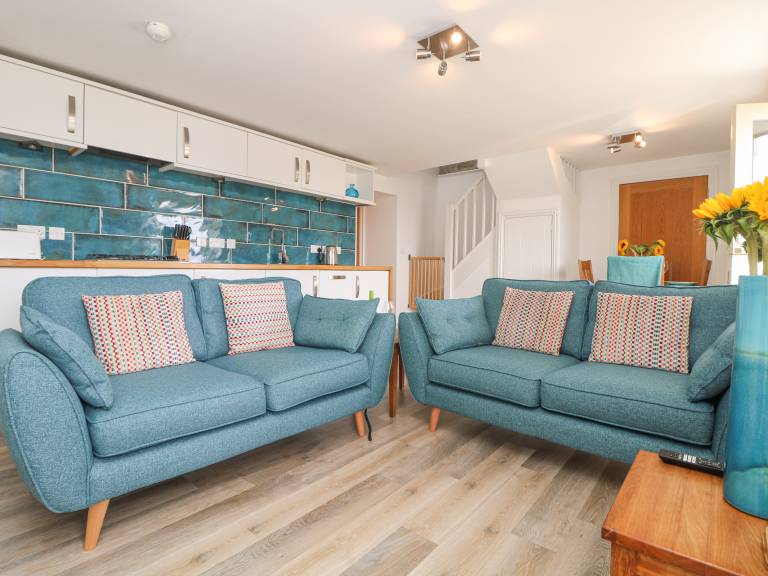 Cottage with grill, yard & hot tub | Beach view — photo 4