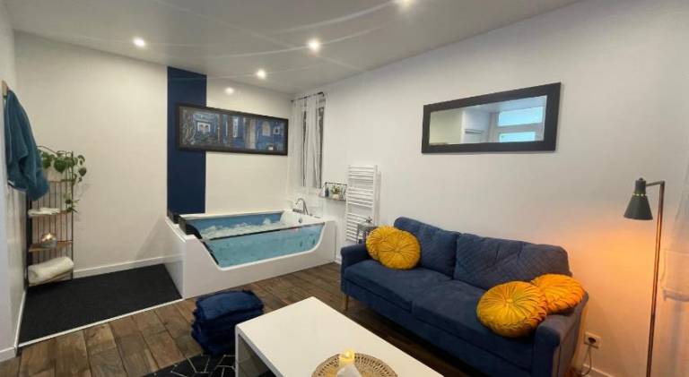La Bulle Bleue Jacuzzi — photo 2