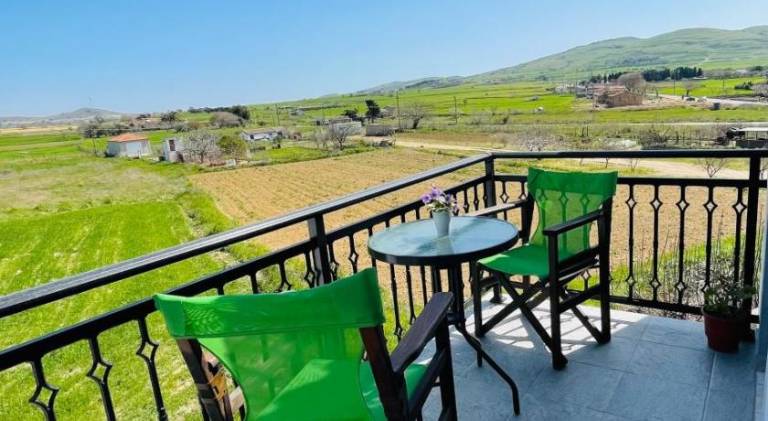 Rental apartment with patio & yard — photo 3