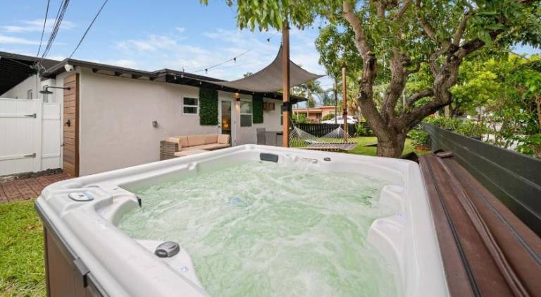 Mango Lovers Zen Beach Retreat w Hot Tub — photo 4