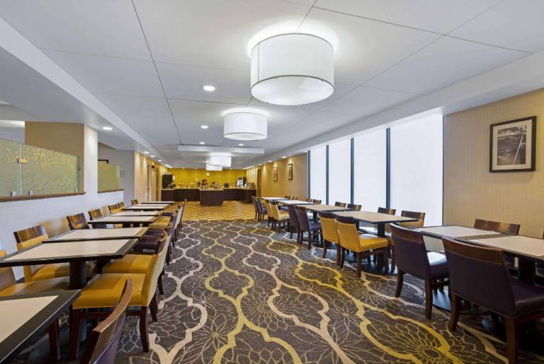La Quinta Inn & Suites by Wyndham Springfield MA — photo 2