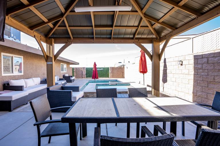 Vacation home with grill, jacuzzi & private pool — photo 2