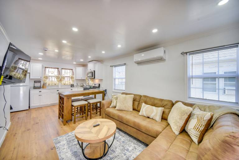 Half Mi to Ocean View Beach Park Modern Apartment