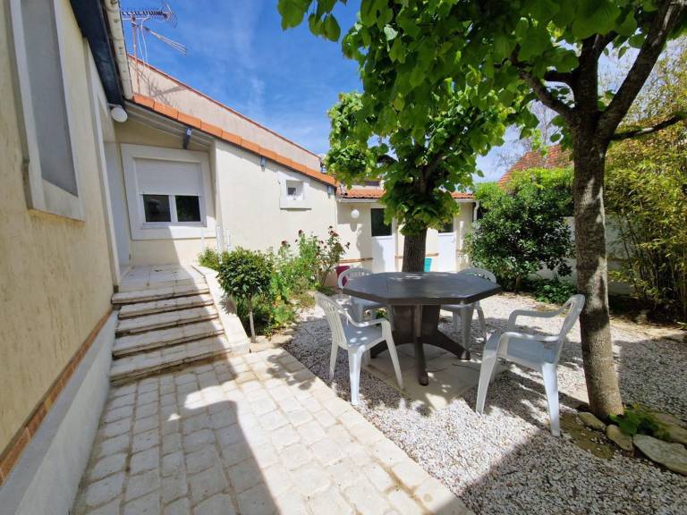 Quiet House, 50m from Beach, 2 Bedrooms, Sleeps 5, Pet-Friendly — photo 3