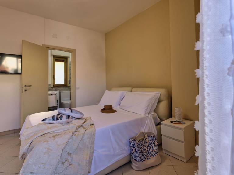 Apartment with patio | Mountain view — photo 2