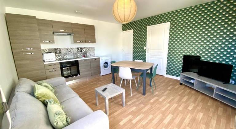 Serviced apartment with patio & yard in Mondeville