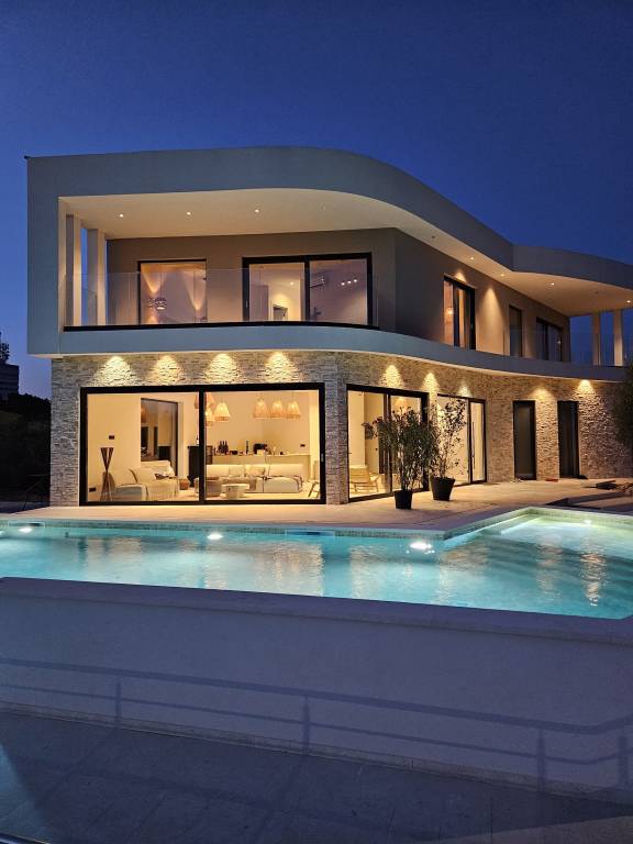 Neue und moderne Design Villa in Pula mit grossem Pool