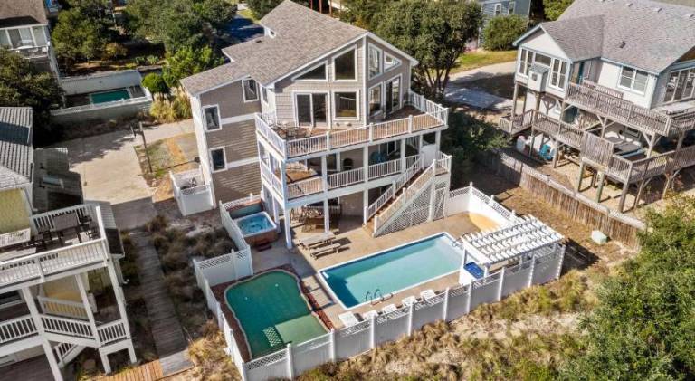 House with pool & jacuzzi in Outer Banks, NC