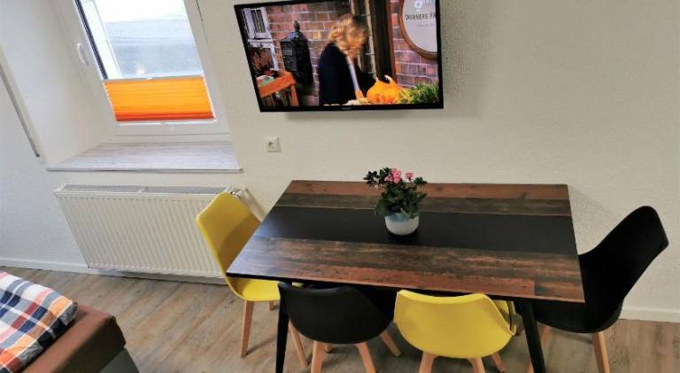 Serviced apartment with yard & patio | Pet-friendly — photo 3