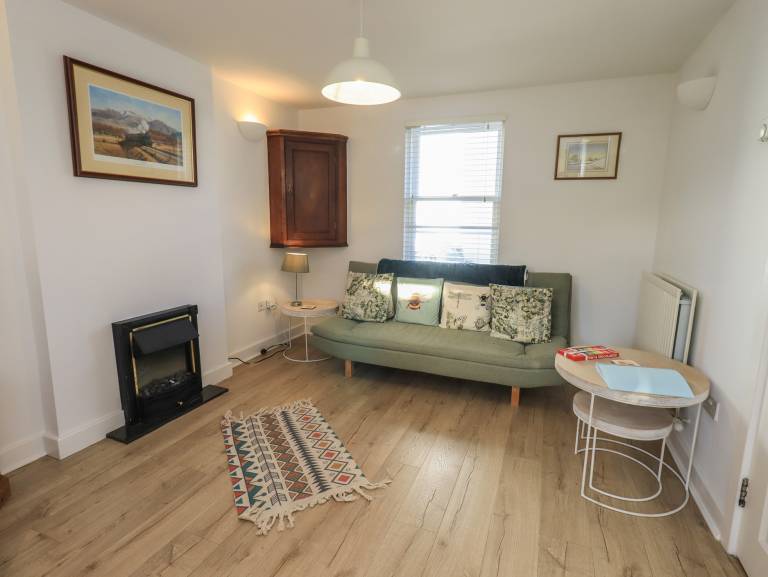 Cottage with yard — photo 2