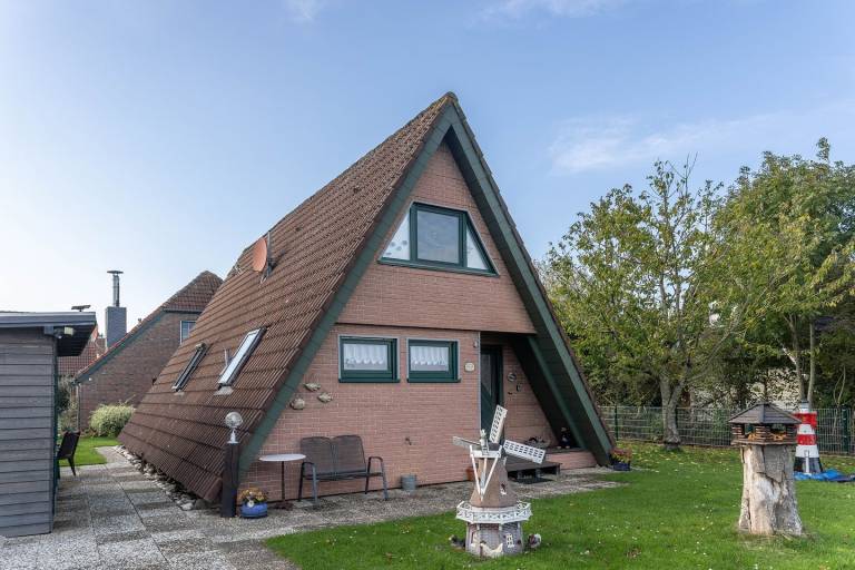 Komfortables Nurdach-Ferienhaus mit eingezäuntem Grundstück und Spielturm. Ein Schlafzimmer im Erdgeschoss, weitere im Obergeschoss. Für bis zu 6–7 Personen. in Wittmund