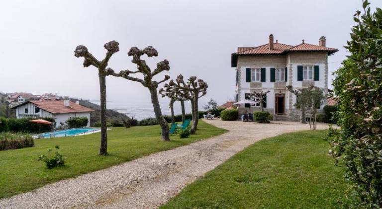 Fully equipped vacation home with garden, private pool & BBQ | Next to the beach | Good for workation | Dogs allowed in Bidart