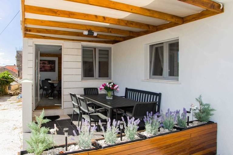 Apartament  Prapratno
