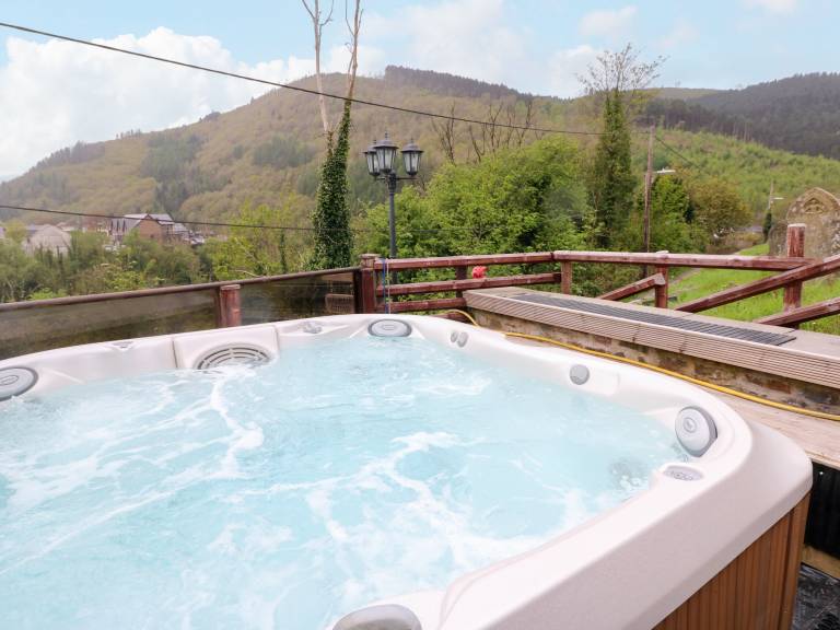 Cottage with garden & hot tub in Neath
