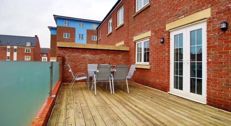 Five bed house with terrace by Prestigious Stays — photo 4