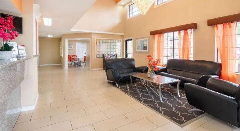 Super 8 By Wyndham Grand Prairie Southwest — photo 2