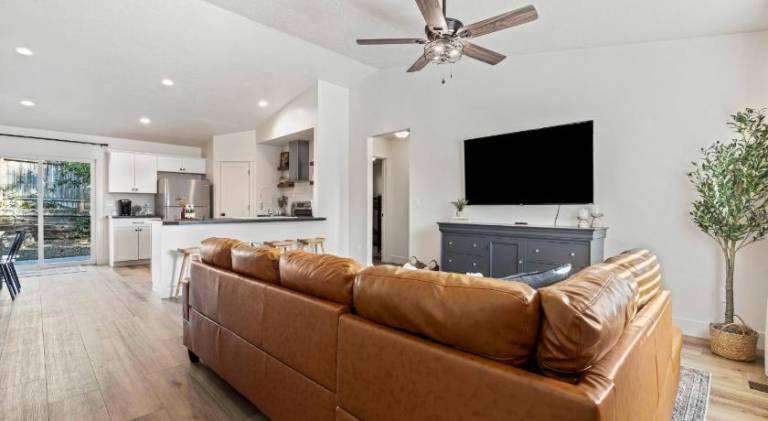 House with hot tub | Pets allowed — photo 3