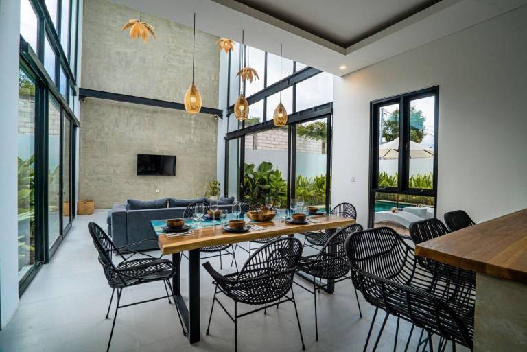 Big villa with yard, hot tub & pool | Perfect for remote work | Pets are welcome — photo 4