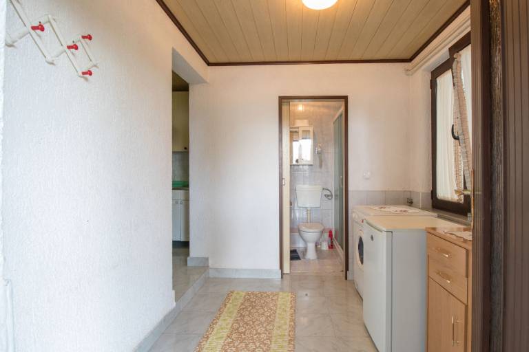 Beautiful rental apartment with garden, BBQ & patio | Garden view | Pets allowed — photo 3