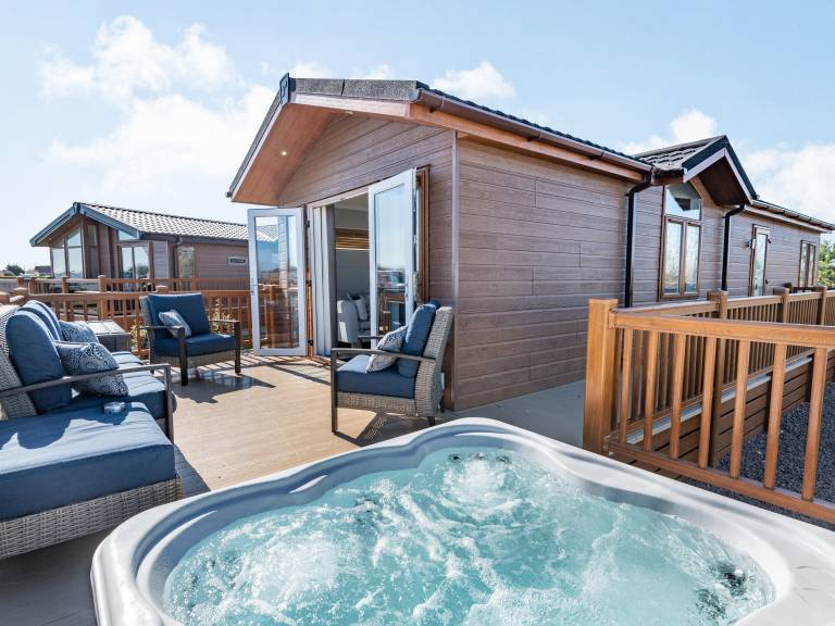 Family-oriented nice cottage with garden & jacuzzi | River view | Pets are welcome in Skegness