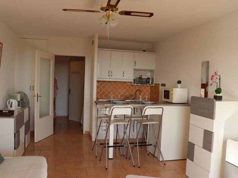 Bright studio-cabin with terrace, parking, near beach — photo 2