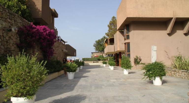 Holiday apartment with terrace, pool & yard — photo 3