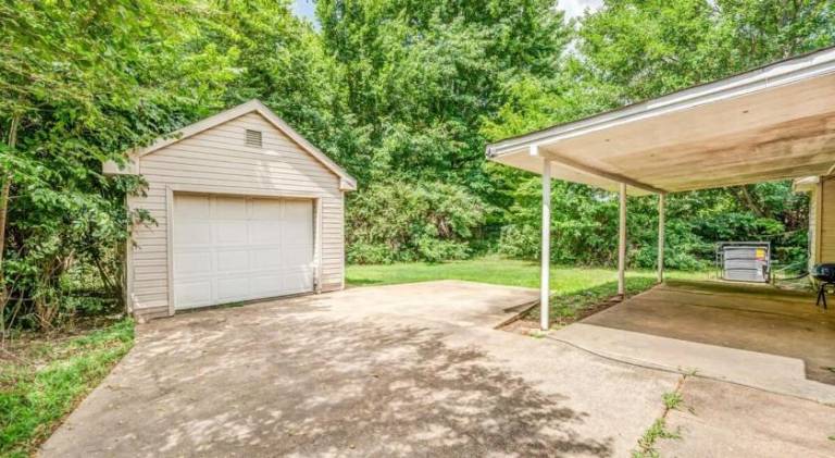 Big house | Pets are welcome in Memphis, TN