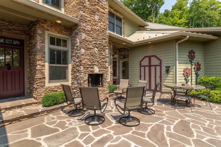 Misty Mountain Hop - Luxury home! Views, hot tub, 4 fireplaces, game table! — photo 3