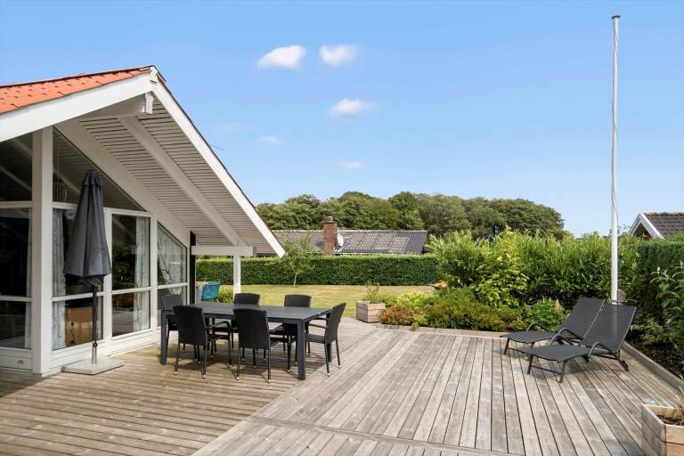 Vacation home with patio, BBQ & jacuzzi — photo 3