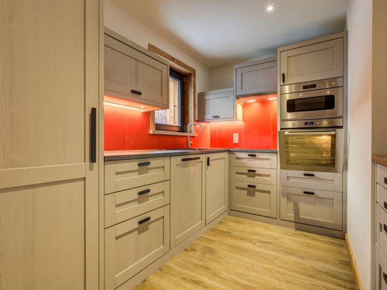 Spacious Central Chalet with Wifi and Pets Allowed — photo 4