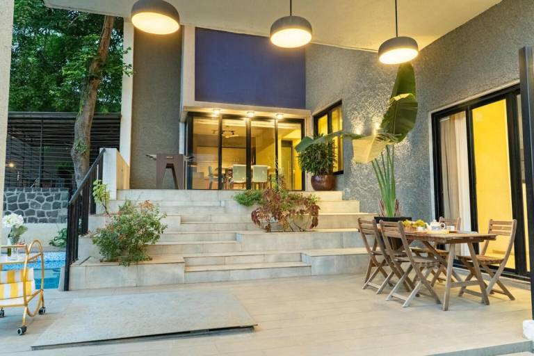 Vacation home with yard & pool — photo 4