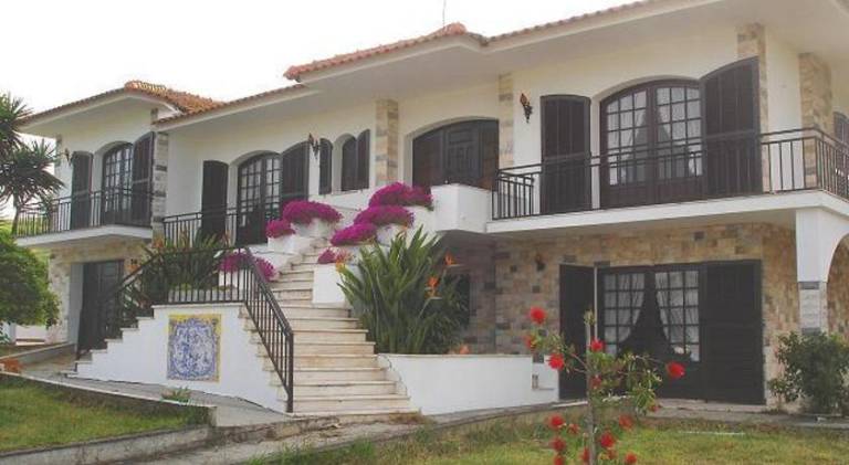 Holiday apartment with garden, barbecue & terrace in Leiria