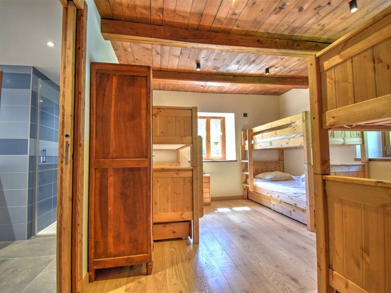 Chalet for 16 with fireplace and pets allowed, near cable car in Morzine — photo 2