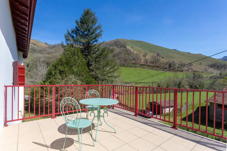 50 m² ground-floor apartment with mountain view, private terrace and Wi-Fi in Bayonne