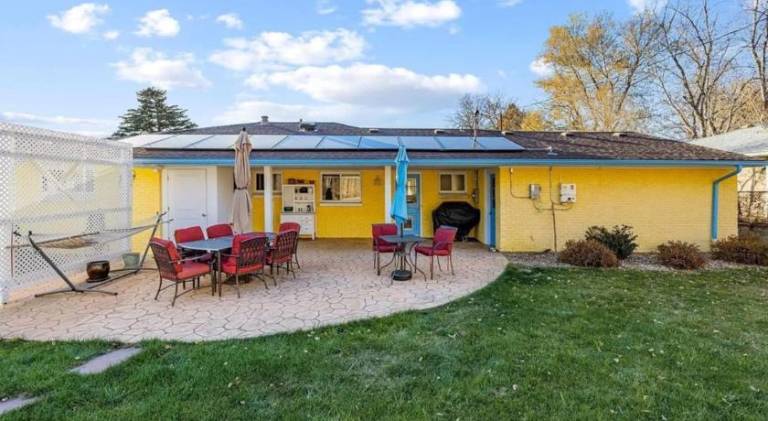 Sunny Beach House of Olde Town Arvada — photo 5