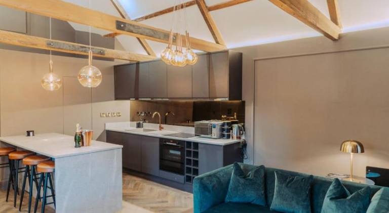 Magistrates Penthouse Suite - Town Centre Apartments with Spa — photo 3