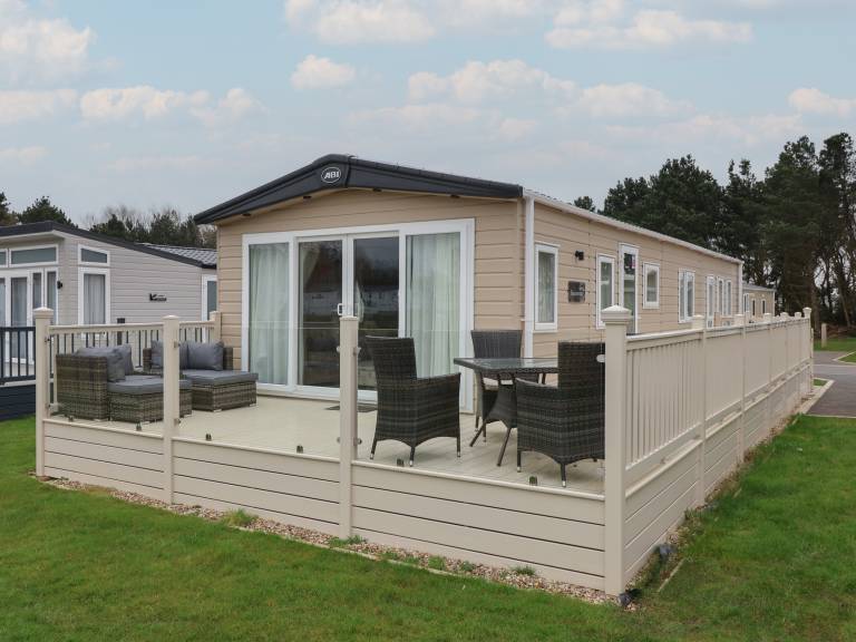 Cottage with yard | Beach view — photo 2