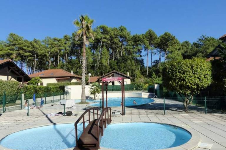 Apartment with terrace, garden & pool in Dax